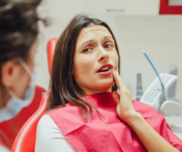 O que causa um abscesso dentário?