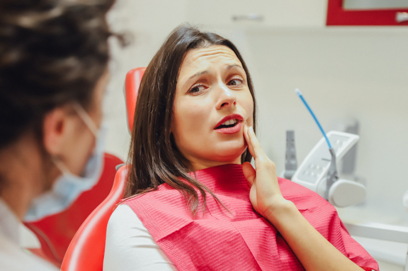 O que causa um abscesso dentário?