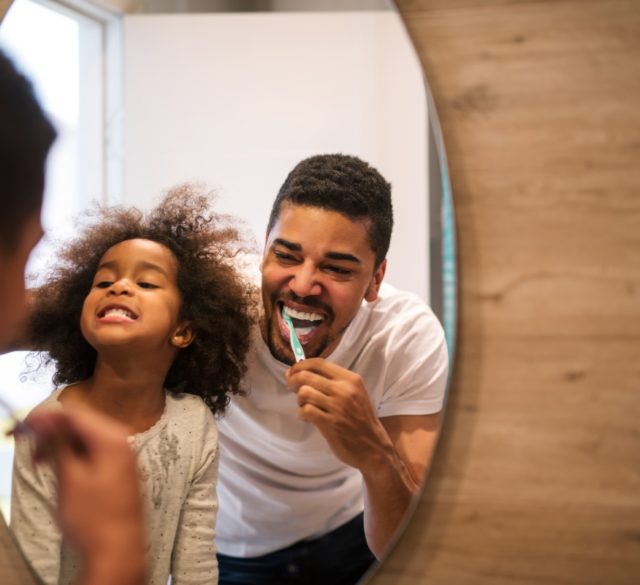 Manchas brancas nos dentes? Pode ser fluorose dentária