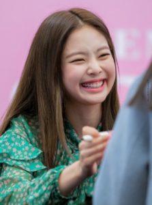 jennie blackpink sorrindo