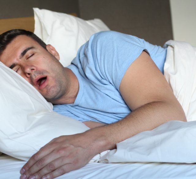 Dormir de boca aberta prejudica a saúde bucal?