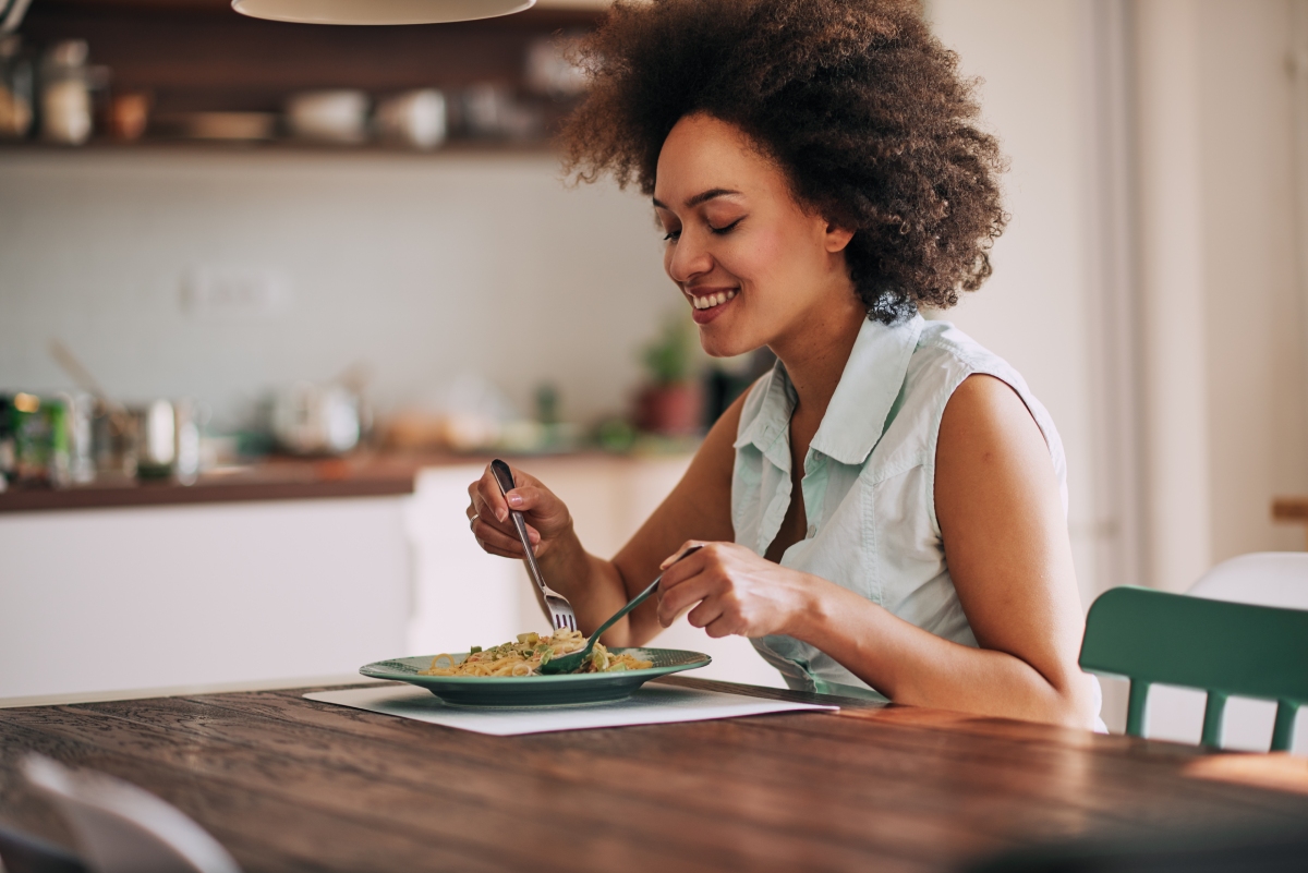 Mastigar comida de um lado só afeta os dentes?